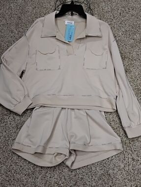 3975 Size Small/med Rare Raw Light Beige Collared Pullover & Shorts Set